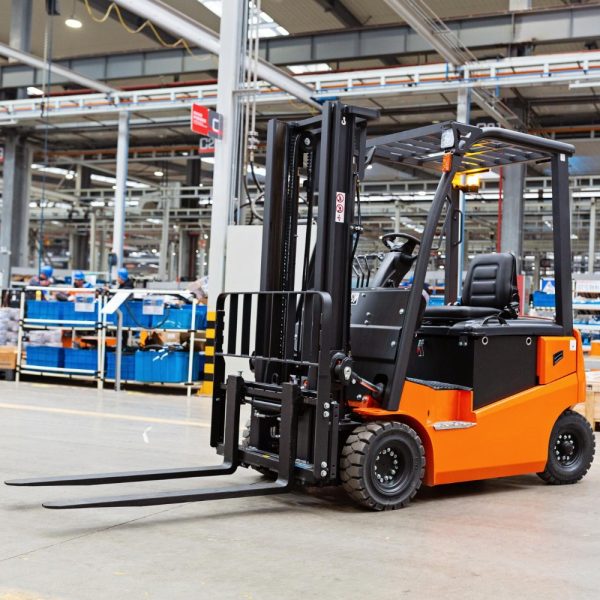 Heftruckcertificaat halen in Haarlem: oranje heftruck in een magazijn